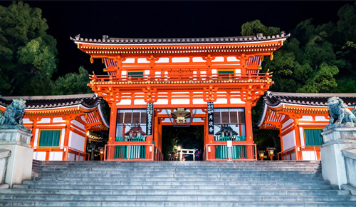 祇園さんの呼び名で親しまれる「八坂神社」
