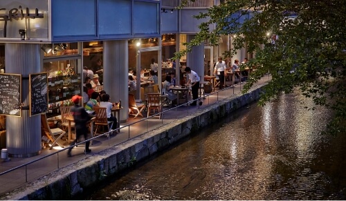 ショップやカフェが多数建ち並ぶ「鴨川」